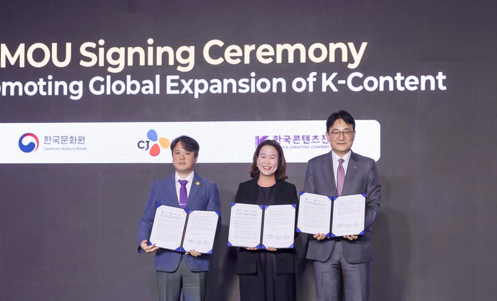 Dang-Kwon Lee, Diane Min and Il-Joong Kim hold signed MOU documents at the Korea Brand Week ceremony in Poland.
