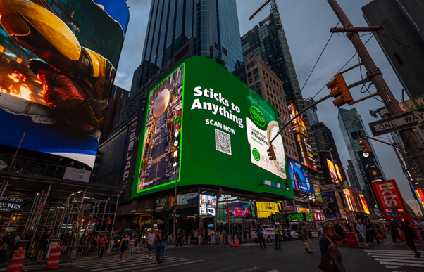 A street view of a large-scale building digital advertisement for bibigo’s Cooked Sticky White Rice.